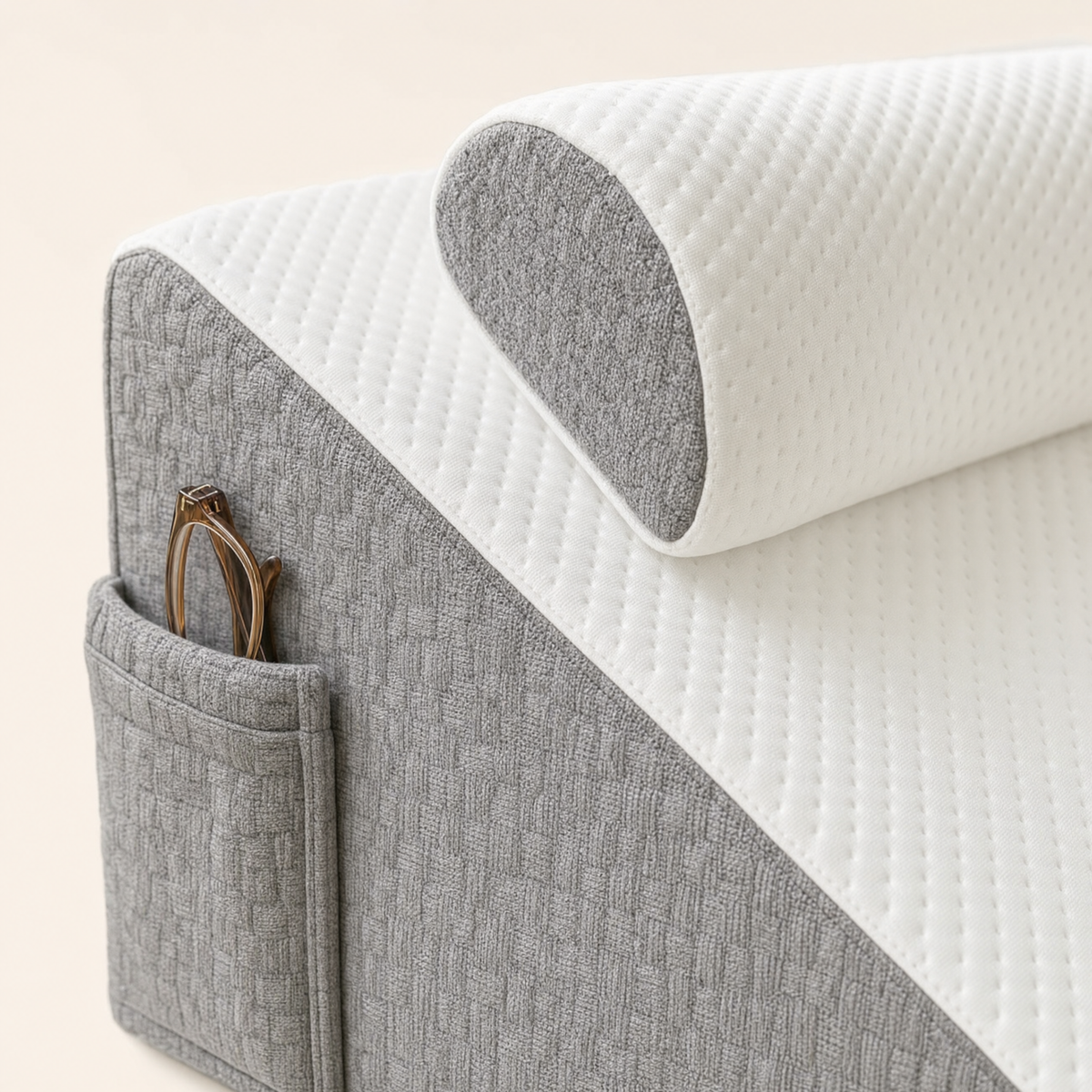 Detail of the detachable bolster and side pockets on the anti-snoring wedge pillow